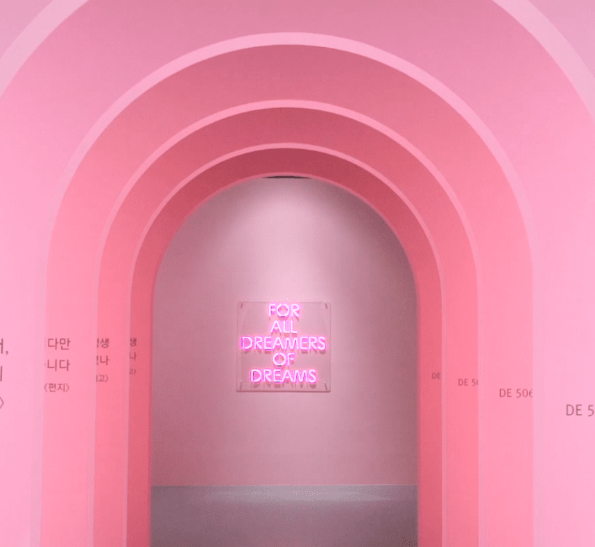 팝업 뮤지엄 분홍색 그라데이션 문이 여러개 있는 이미지